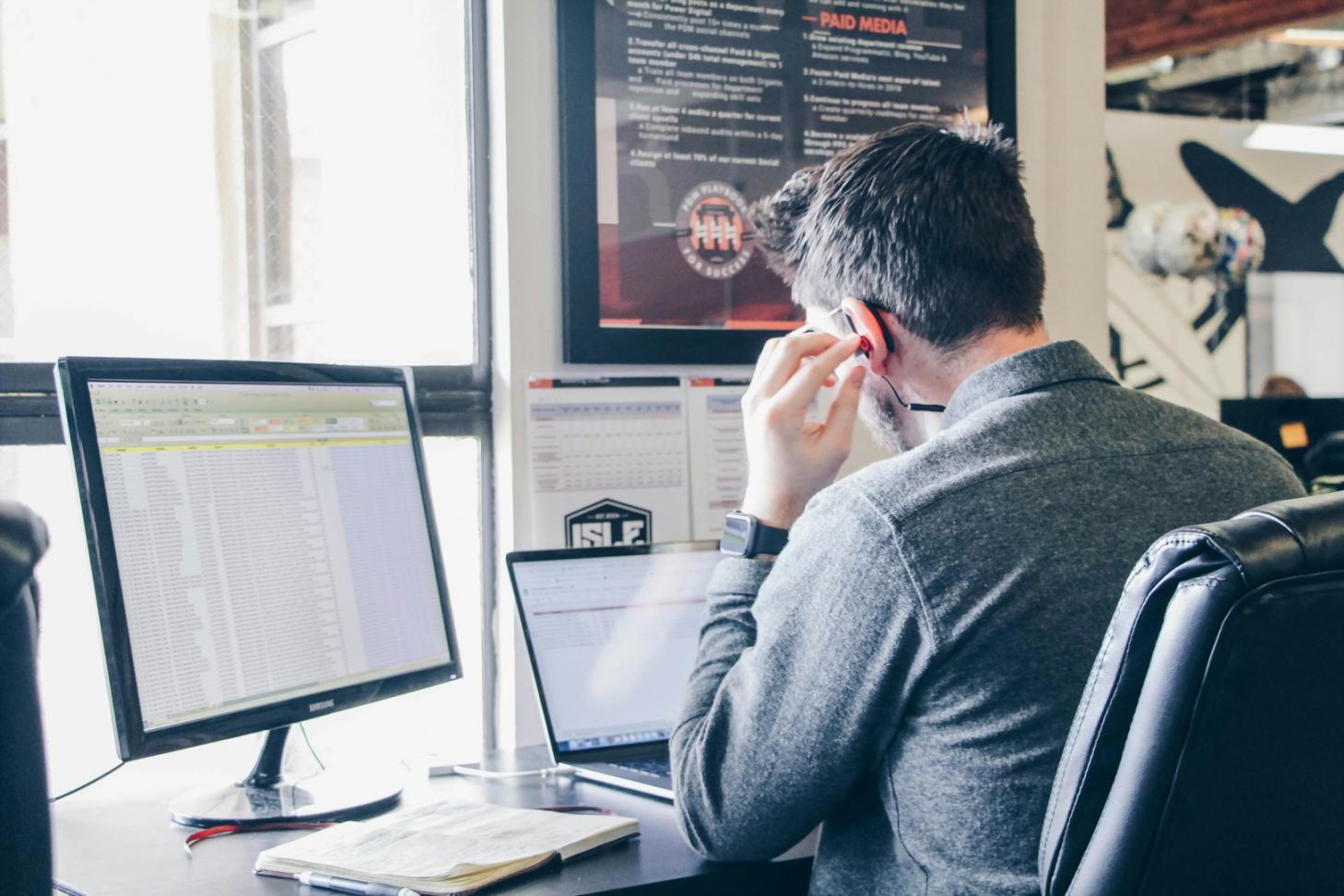 Designer UX al lavoro su interfacce innovative